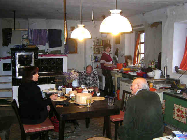 Alena Rajlichová a Jan Rajlich z Brna (v popředí) na návštěvě u Petra a Jany Rajlichových z Prahy-Stodůlek na jejich chalupě ve Zbelítově u Milevska, 2004