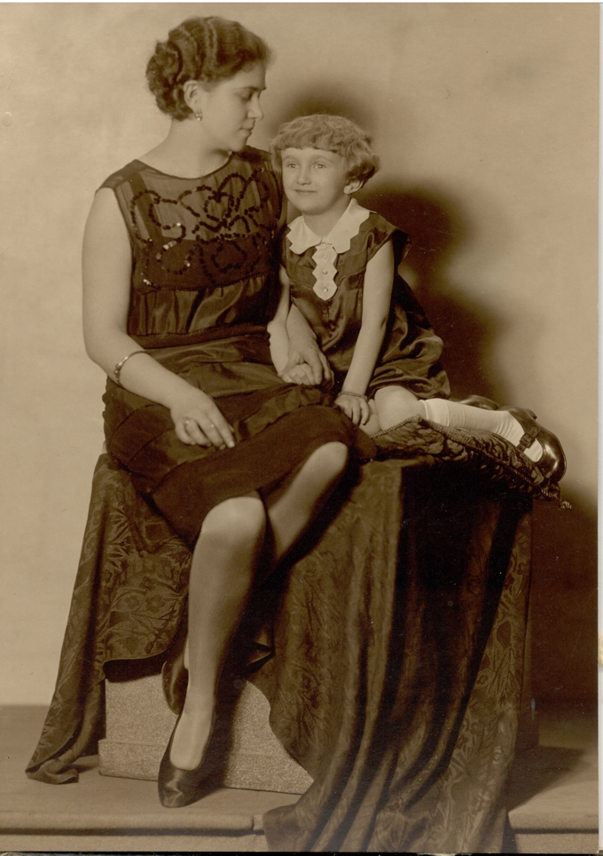 Boženka Skalická (Rajlichová) se svou maminkou Boženou Skalickou (roz. Zelenkovou) v roce 1930