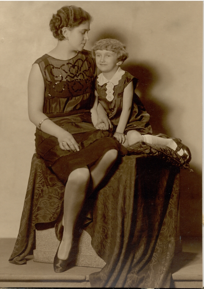 Boženka Skalická (Rajlichová) se svou maminkou Boženou Skalickou (roz. Zelenkovou) v roce 1930