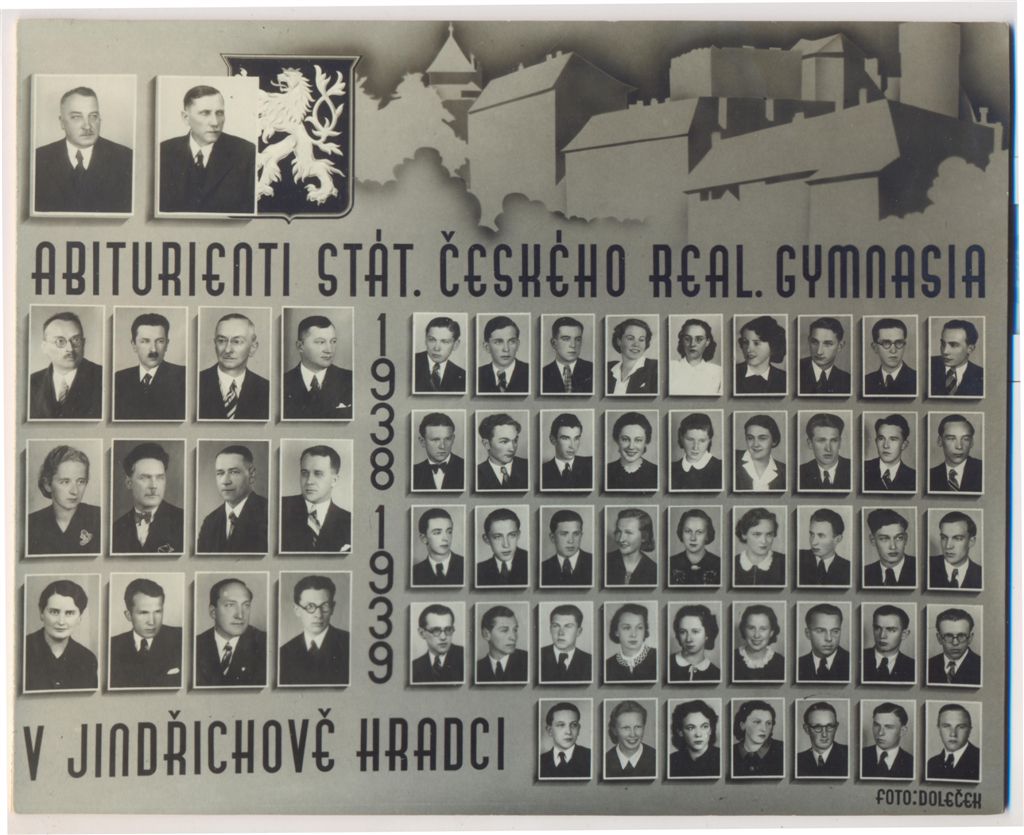 GymnaziumJindrichuvHradec_1939_Jan Rajlich v prvni řadě studenů druhý zleva