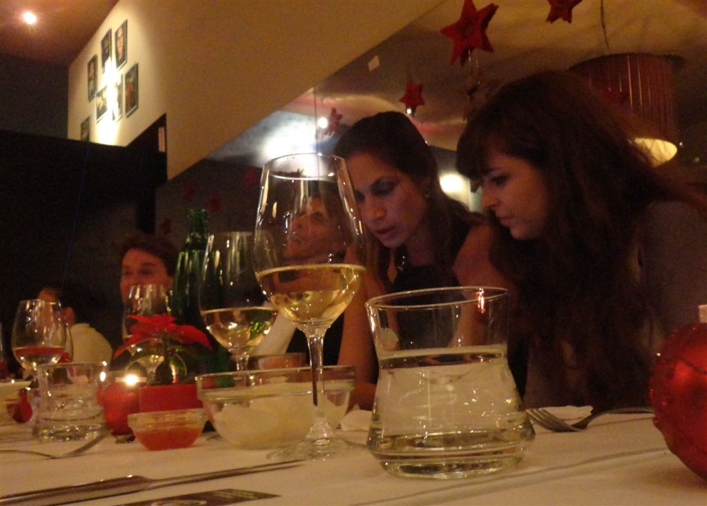 Jana Gorum a Steven Edwards v restauraci na Pařížské