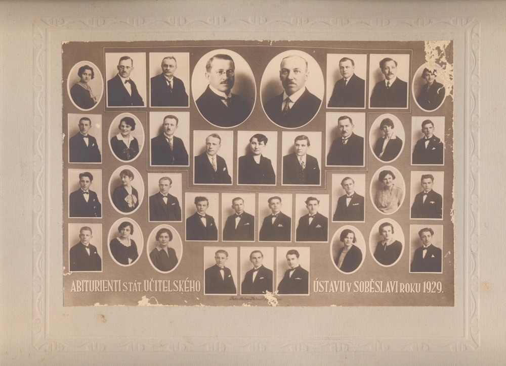 Jaroslav Rajlich na tablu Učitelského ústavu v Soběslavi, 1929