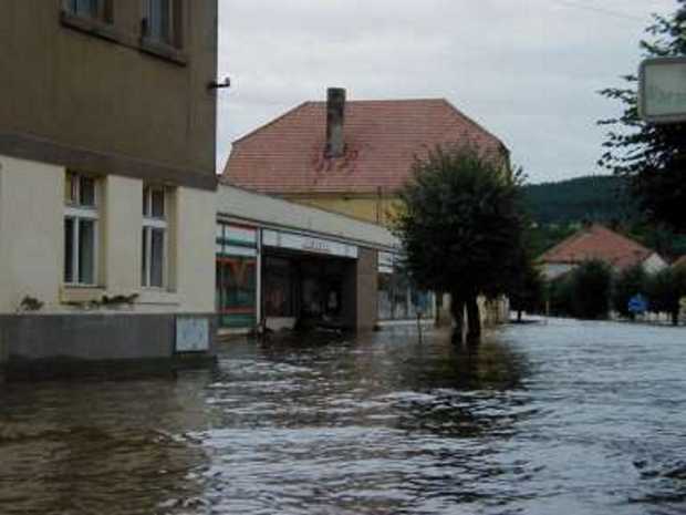 Kamýk, obchod Jednota a za ním dům čp. 4, povodeſ v roce 2002