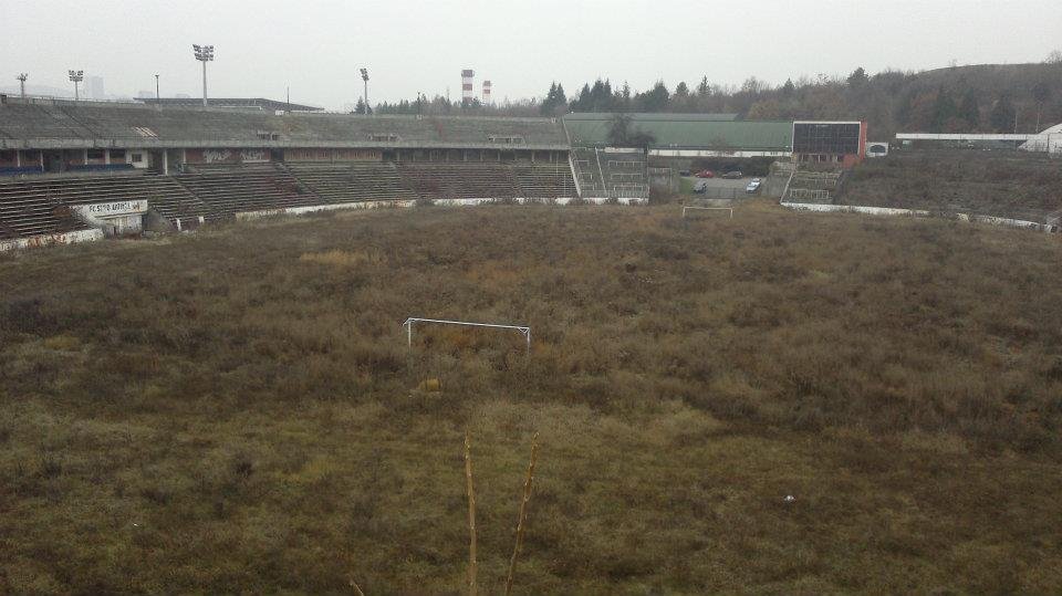 Takto dopadl stadion Zbrojovky Brno pro 60 000 diváků péčí taky-kapitalistů (foto kolem r. 2010 Nikola Nováková)