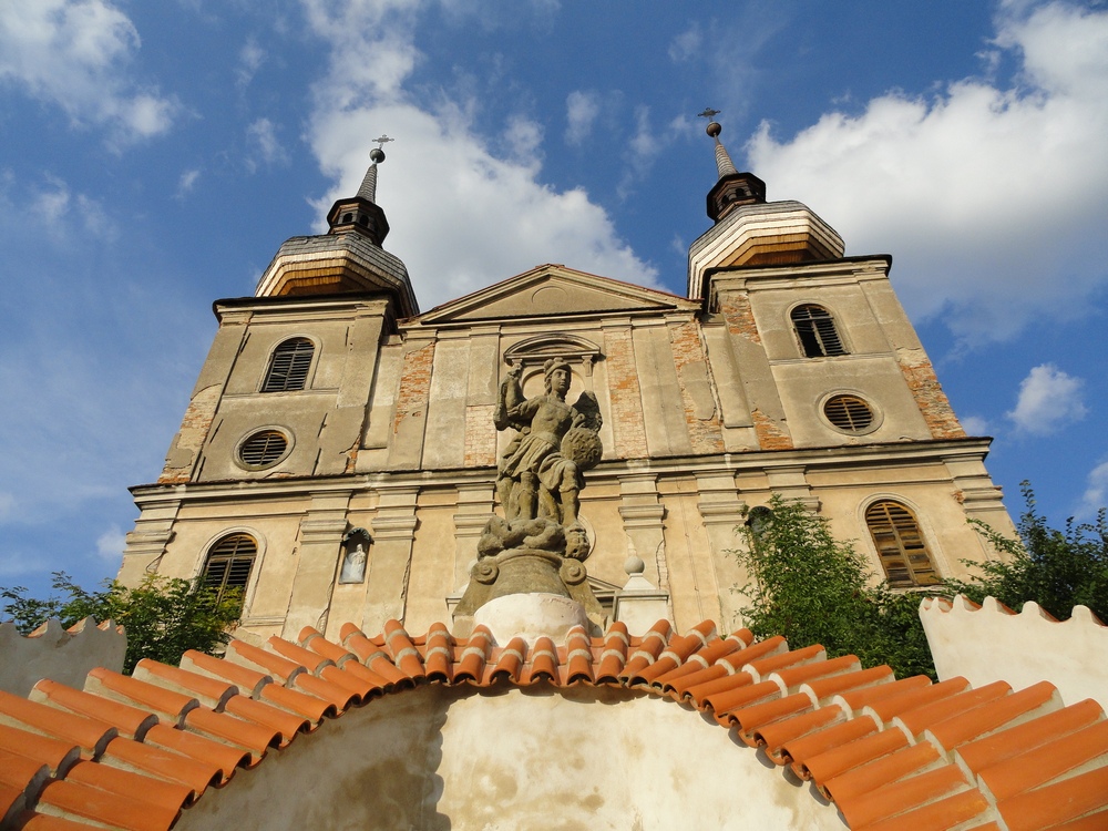 Průčelí zbyslavského kostela