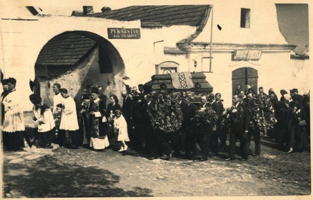Dirna - pohreb farare prelom 20-30 let 20 stol