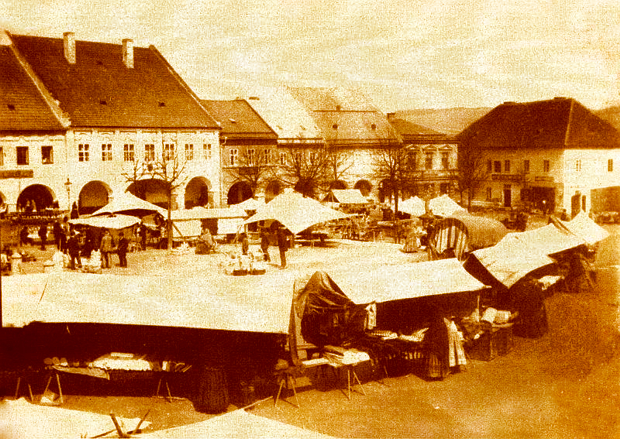 Takto vypadal stejný konec velkého kyšperského náměstí za trhu v roce 1893; mnoho dalších historických fotografiií města najdete na odkazu viz níže.