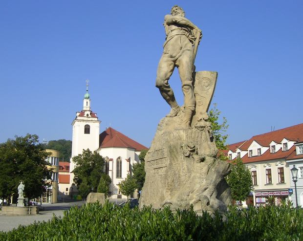 Berounské hlavní máměstí zdobí neobvyklý pomník Jana Husa