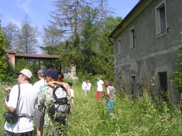 Hosté Rajlich Reunion '06 se vypravili zhlédnout místa předků - dnes zpustlý mlýn v Rudolci u Sedlčan byl sídlem rodu celou druhou polovinu 19. století