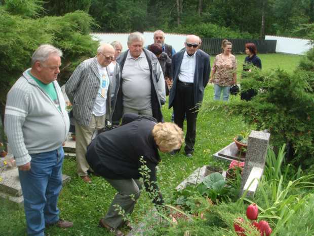 Na novém dírenském hřbitově: zleva Erwin Selwitchka z Finsterau s manželkou Marií rozenou Rajlichovou, Jan Rajlich st., Petr Podlešák z Vimperka a Václav Rajlich, v pozadí Antonín Pichl z Borových Lad, Alena Rajlichová z Brna a Ilona Rajlichová z Jindřichova Hradce