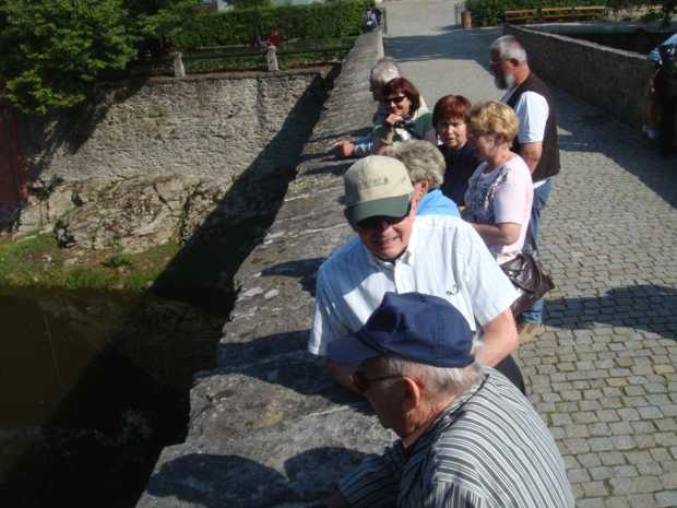 Václav a Jan st. čekají s dalšími Rajlichovými před zámkem Červená Lhota