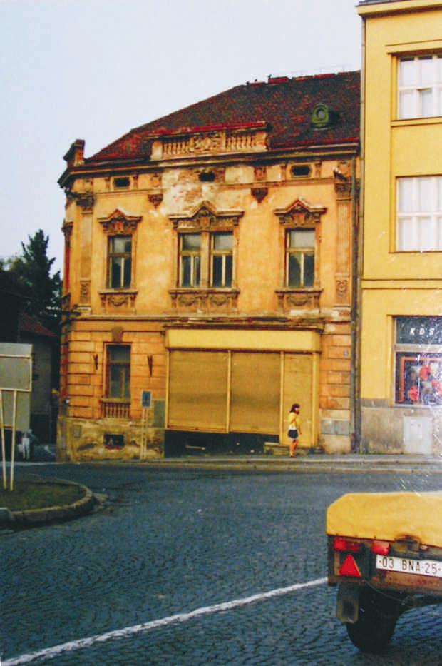 Fotografie domu na náměstí v Sedlčanech, ve kterém žila rodina obchodníka s textilem Jaroslava Rajlicha do 90. let 20. stol.