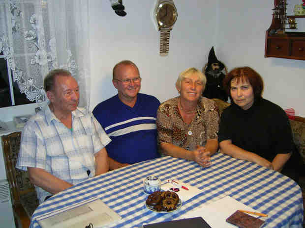 V Sedlčanech: zleva Zdeněk Rajlich st., Zdeněk Rajlich ml., Jana Rajlichová a Alena R.