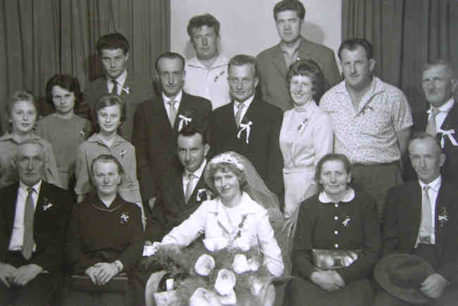 Rajlichovi Nahoruby. Svatba Marie Rajlichová (1942) a Bohumil Douša (1936-1992). Vpravo sedí rodiče Rajlichovi Karel a Marie, vlevo uprostřed stojí bratr Karel Rajlich 