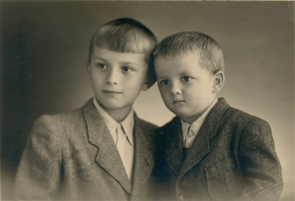 Petr Rajlich se svým starším bratrem Václavem v Táboře, cca 1949